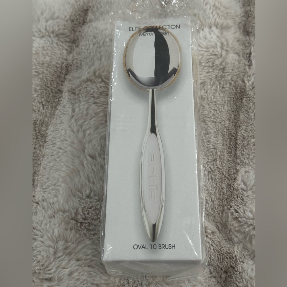 Artis round brush new in box oval 10